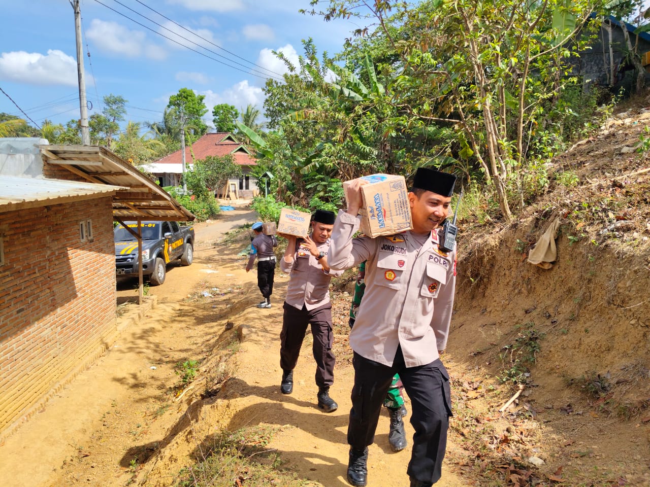 Polsek Lembar Pererat Hubungan dengan Masyarakat Melalui Sambang Duka