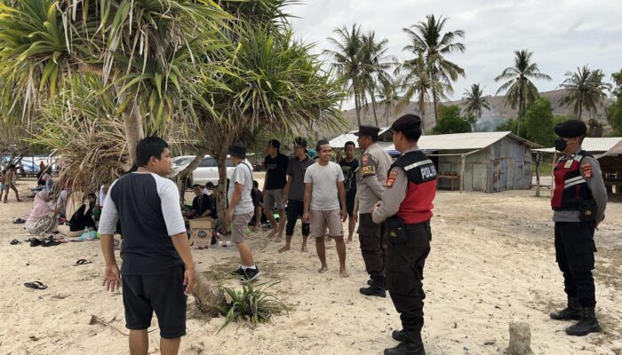 Patroli Rutin Polsek Sekotong di Pantai Elak-Elak Jaga Kamtibmas