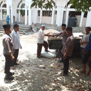 Cooling System Pilkada 2024, Kapolres Loteng Sumbang Puluhan Semen Untuk Pembangunan Masjid Nurul Jinan.