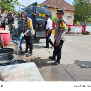 Polres Loteng Salurkan Bantuan Air Bersih Ke Warga Terdampak Kekeringan di Kecamatan Praya.