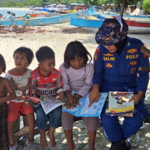 Perpustakaan keliling Sat Polair Polres Loteng Tingkatkan Minat Baca Anak Pesisir.