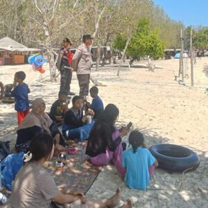 Patroli Polsek Sekotong: Jaga Keamanan Wisata Pantai Elak-Elak