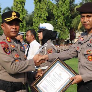 Polres Lombok Barat Berikan Penghargaan ‘Police of The Month’ untuk Personel Berprestasi