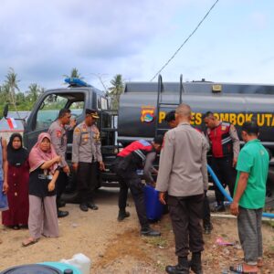 Polres Lombok Utara Distribusikan 5000 Liter Air Bersih untuk Warga Dusun Lokok Beru