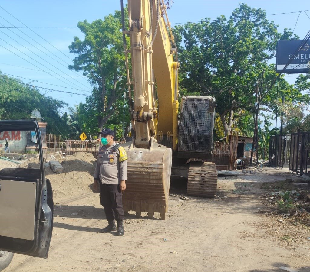 Pengamanan Perbaikan Jembatan Telabah Kotor, Polsek Labuapi Jamin Keselamatan Warga