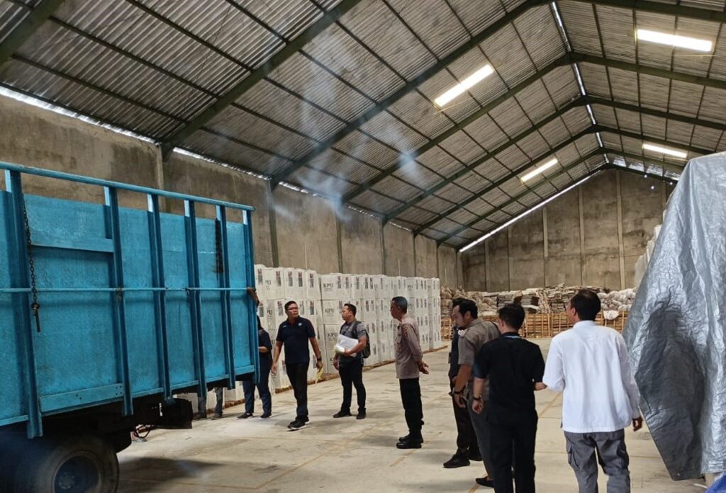 Pilkada Lombok Barat Pengamanan Gudang Logistik KPU 24 Jam Nonstop