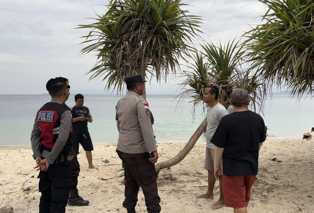 Polsek Sekotong Lakukan Patroli Rutin di Pantai Elak-Elak untuk Jaga Keamanan Wisatawan