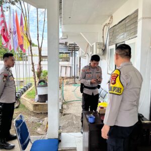 Kabag Ops Polres Sumbawa Barat Lakukan Pengecekan Pengaturan Surat Suara dan Kelengkapan TPS