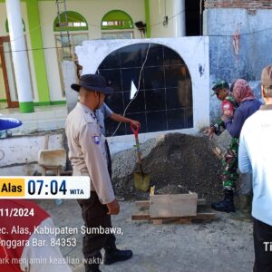 Dukung Pembangunan Fasilitas Ibadah, TNI-Polri Bersama Warga Kompak Gotong Royong