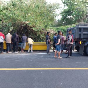 Motor Hilang Kendali, WNA Jerman Terjun ke Parit di Lombok Utara