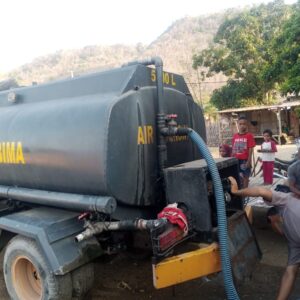 Bantu Warga Terdampak Kemarau, Polres Bima Distribusikan 5000 Liter Air Bersih di Desa Nata