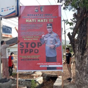 Cegah TPPO, Polres Sumbawa Barat Beri Sosialisasi dengan Pasang Baliho Himbauan Masyarakat