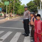 Satlantas Polres Bima Kota Gatur Pagi, Bantu Anak Sekolah Menyebrang Jalan