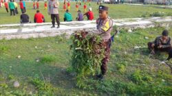 Polsek Utan Kompak Bersama Masyarakat Gotong Royong Bersihkan Taman Sangaria