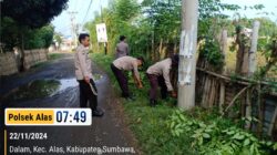 Jumat Bersih, Polsek Alas Gotong Royong Bersihkan Lingkungan Desa Dalam