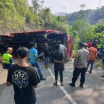 Polsek Maluk Amankan Arus Lalu Lintas Evakuasi Truk Fuso yang Terguling