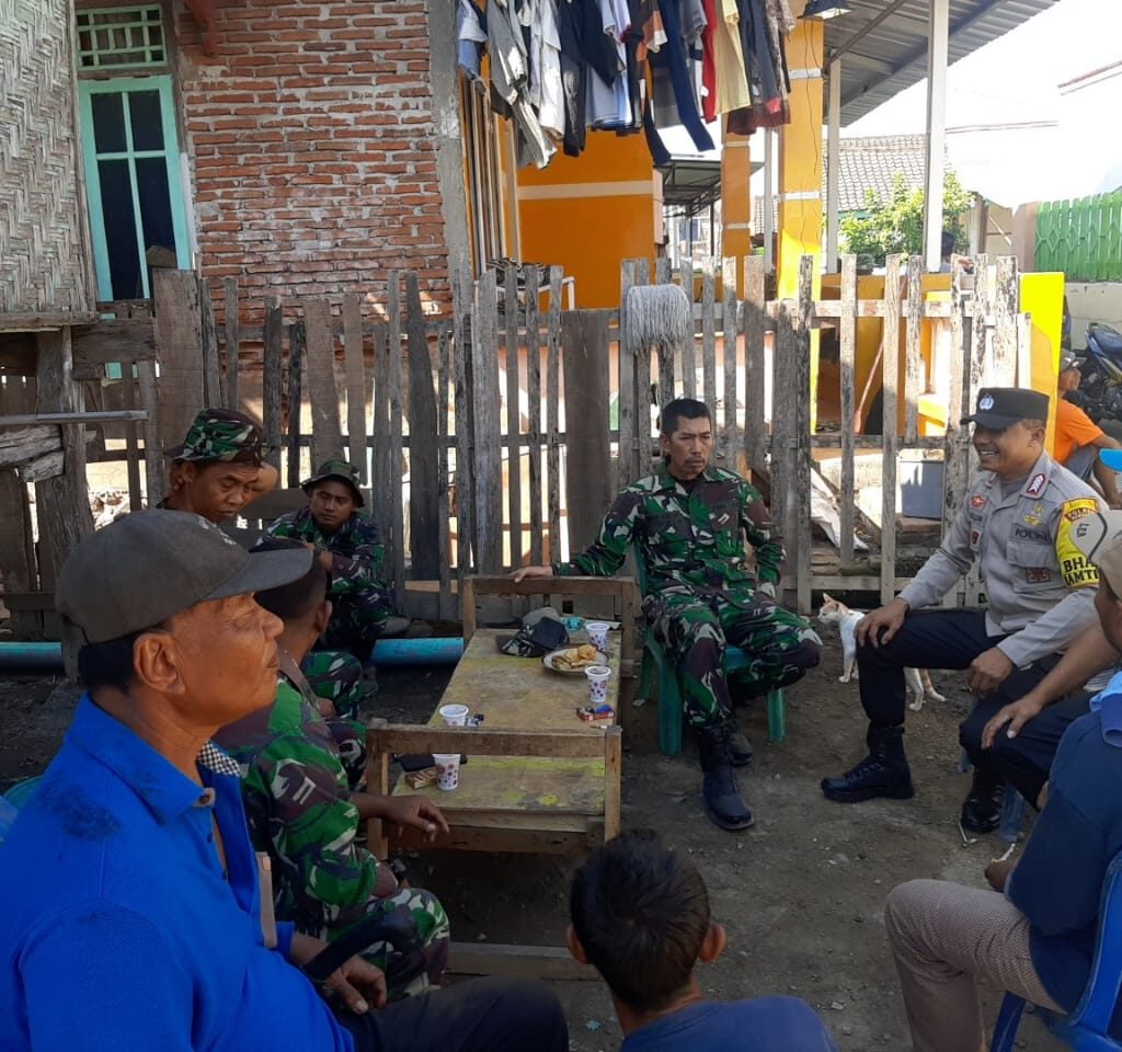 Cegah Narkoba, Bhabinkamtibmas Bersama Babinsa Labuhan Berikan Himbauan Warga