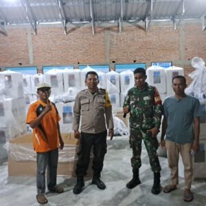 TNI-Polri di Kecamatan Plampang Bersinergi Amankan Logistik Pilkada