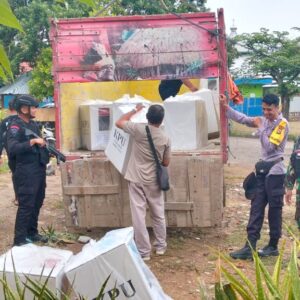 Kerja Tak Kenal Lelah, Personel Polres Bima Kota Kawal Pergeseran Logistik Pemilukada dari PPK ke KPU