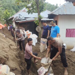 Polsek Gangga Bersama Warga Bentek Gotong Royong Bersihkan Sisa Longsor.