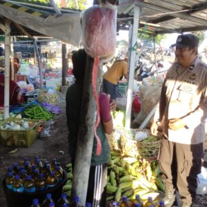 Polsek Kayangan Pastikan Ketersediaan Bahan Pokok di Pasar Tampes