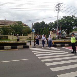 Anggota Polsek Tanjung Gelar Rawan Pagi, Seberangkan Pelajar