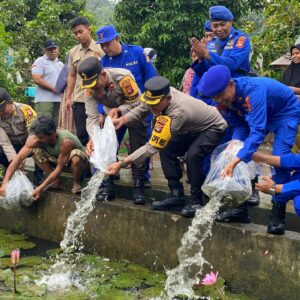 Dukung Ketahanan Pangan, Polres Lombok Utara Tebar Ribuan Benih Ikan