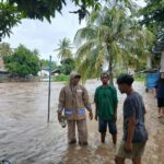 Luapan Air Sungai Sebabkan Banjir di Kota Bima, Bhabinkamtibmas Gerak Cepat Bantu Warga