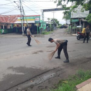 Polsek Bayan Bersihkan Sisa Sampah Pasca Hujan di Lombok Utara