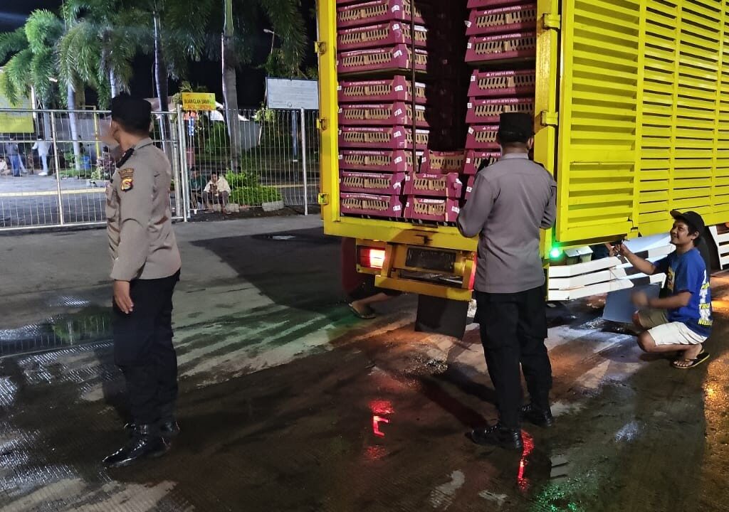 Malam Sibuk di Pelabuhan Lembar, Polisi Siaga Penuh Jaga Keamanan