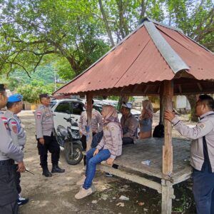 Patroli Humanis di Dermaga Tawun: Polisi Jaga Keamanan Wisatawan