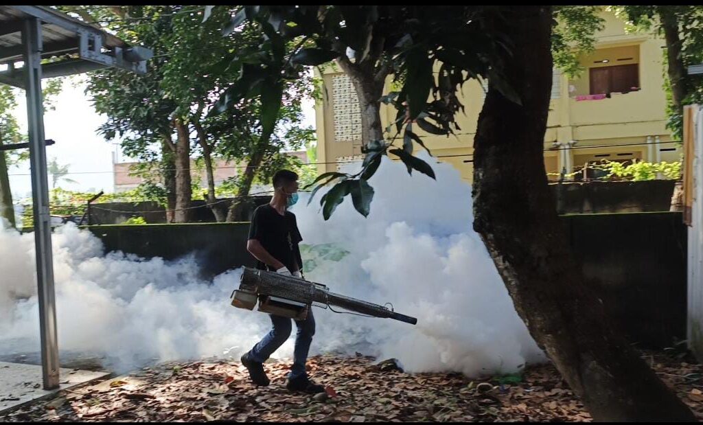 Cegah DBD, Polres Lombok Barat Proaktif Lakukan Fogging di Lingkungan Polsek