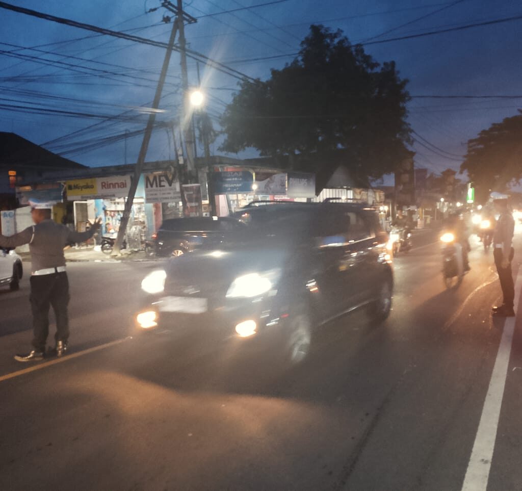 Senggigi Malam Ini, Polisi Turun Tangan Atur Lalu Lintas Demi Kenyamanan Wisatawan