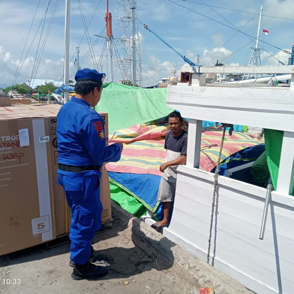 Sat Polairud Polres Bima Kota Gelar Patroli Dialogis dengan Buruh Pelabuhan Bima dan Sape