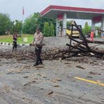 Pohon Tumbang Tutupi Jalan, Polsek Kayangan bersama Damkar Respon Cepat