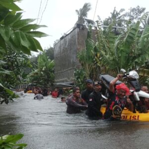 Banjir Landa Lombok Barat, Polisi Evakuasi Warga Dusun Datuk