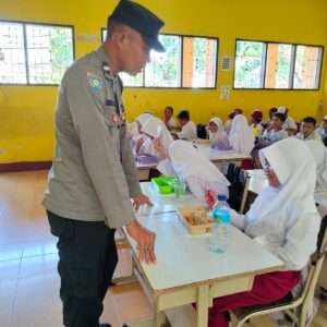 Pendistribusian MBG di Kuripan, Bhabinkamtibmas Turun Langsung!