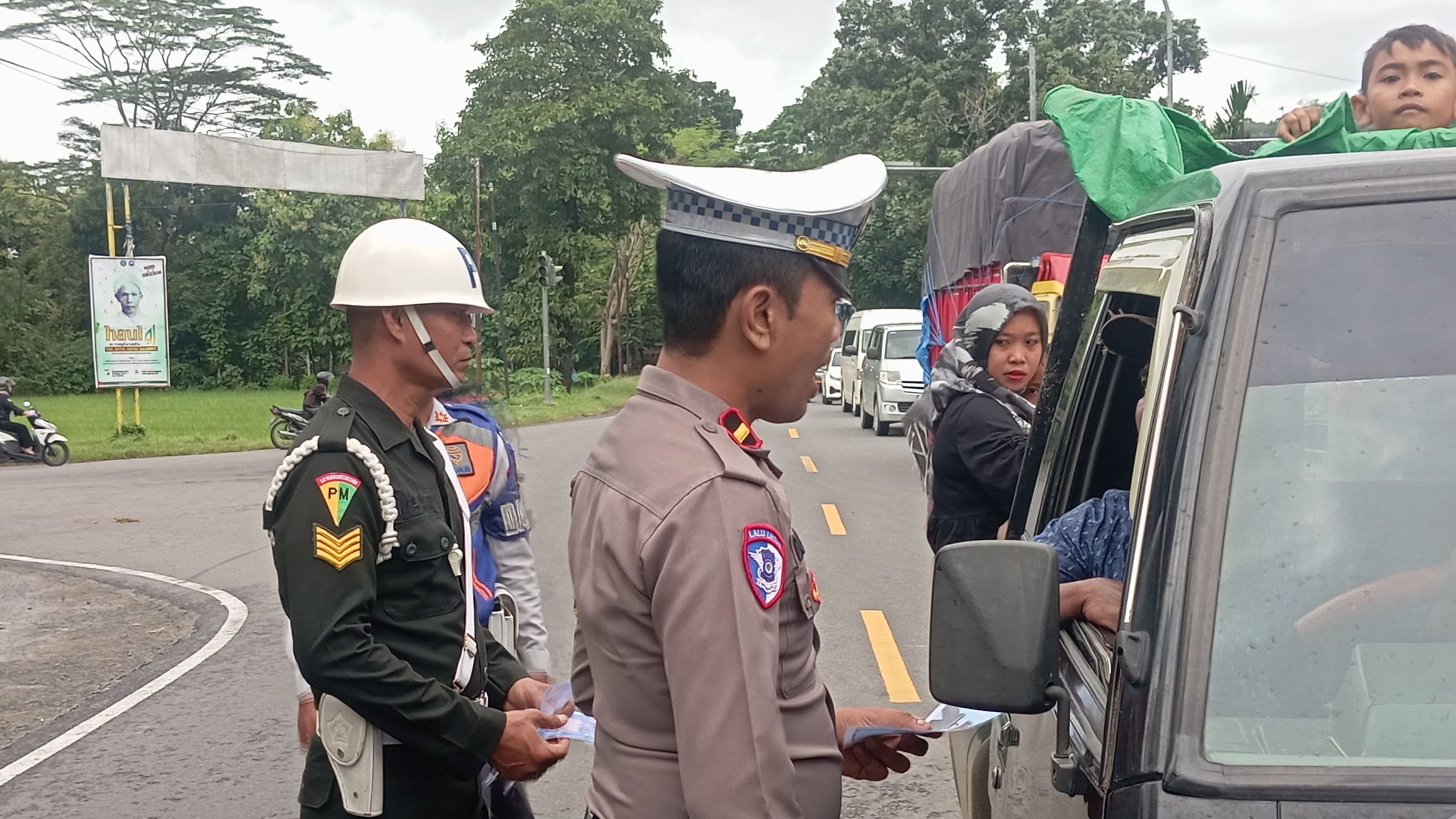 Himbauan Humanis Keselamatan Berkendara Ala Polres Lobar di Operasi Rinjani 2025