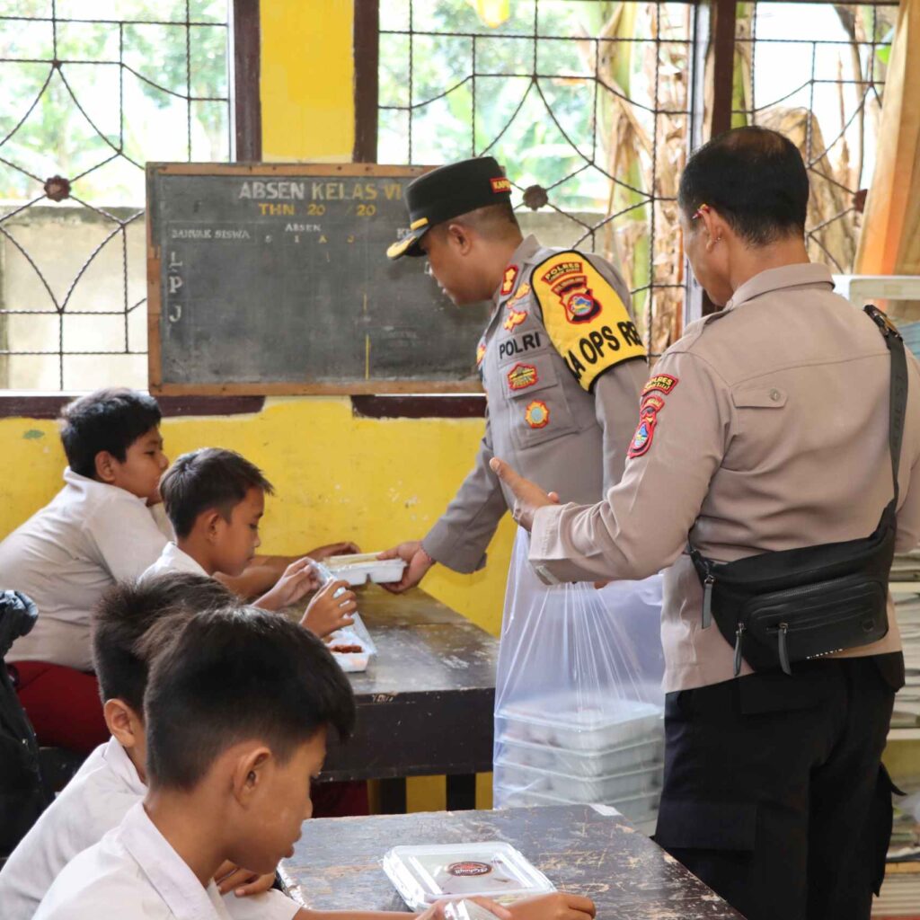 Kapolres Lombok Barat Pimpin Bagikan Makanan Bergizi, Anak SD Makin Sehat!