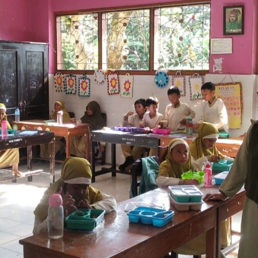 2.274 Siswa Kuripan Lombok Barat Terima Program Makan Bergizi Gratis (MBG)