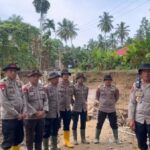 Sat Brimob Polda Sumbar Bangun Jembatan Darurat Penghubung Dua Nagari di Padang Pariaman