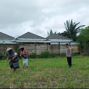 Polsek Labuapi Sambangi Desa, Ajak Warga Maksimalkan Lahan Pertanian
