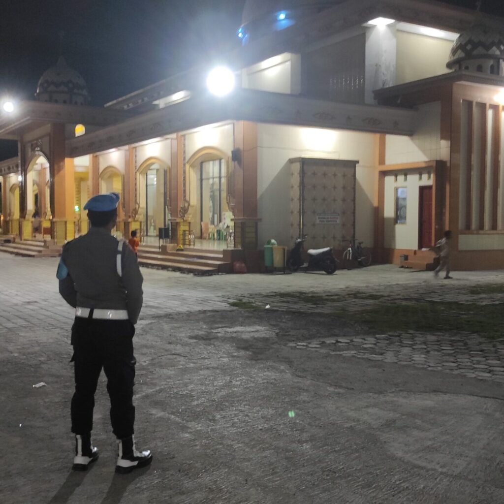 Antisipasi Kemacetan & Curanmor, Polisi Kawal Tarawih di Lembar