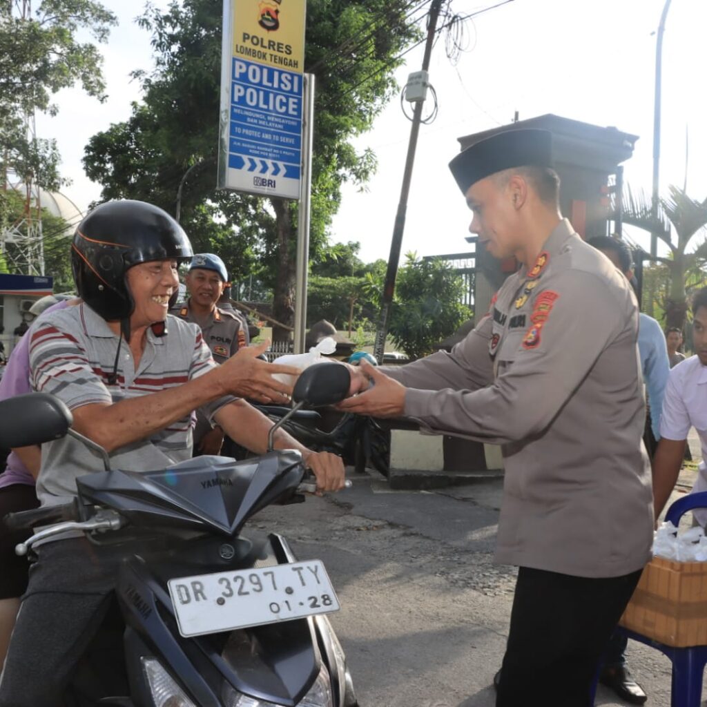 Ramadan Berkah, Kapolres Lombok Tengah Bagikan Takjil kepada Masyarakat