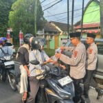 Polres Lombok Tengah Bagikan Takjil Kepada Masyarakat Setiap Hari Selama Bulan Ramadan.