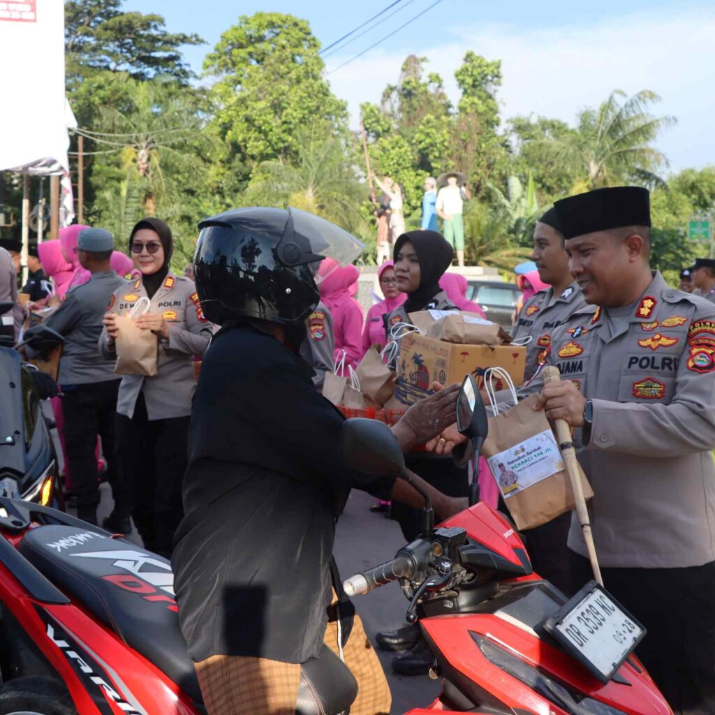 Kapolres Lombok Barat Turun ke Jalan, Bagikan Takjil di Gerung