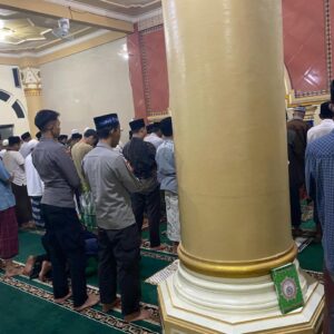 Polsek Sekotong Amankan Lalu Lintas Masjid Saat Tarawih