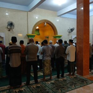 Polsek Sekotong Gelar Tarawih dan Tadarusan Bersama Warga, Pererat Silaturahmi