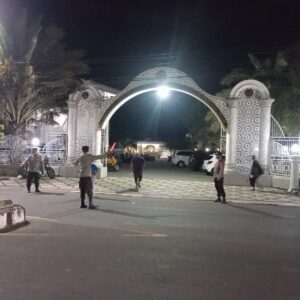 Polsek Gerung Kawal Tarawih, Jemaah Masjid Baital Atiq Lebih Nyaman