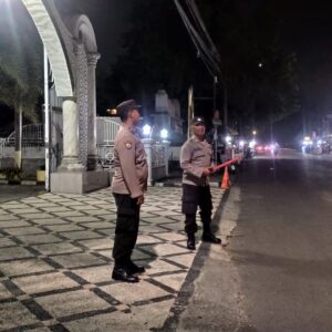 Polsek Gerung Perketat Pengamanan Tarawih di Simpang 4 Masjid Baital Atiq